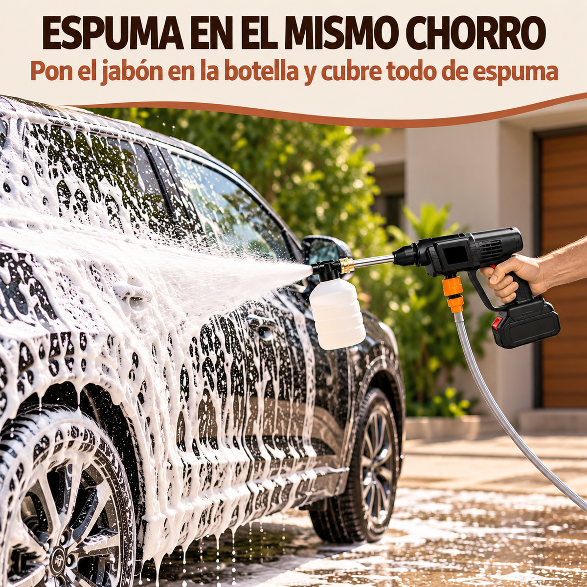 Hidrolavadora con botella de espuma lavando un carro cubierto de espuma