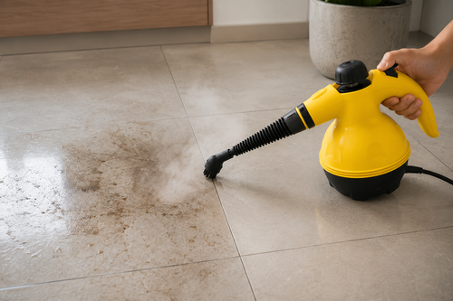 VaporaX limpiando el piso con vapor